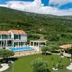 Villa Blue Ivy With Heated Pool