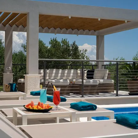 Blue Ivy With Heated Pool Вилла *