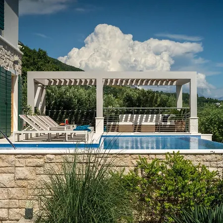 Blue Ivy With Heated Pool Вилла
