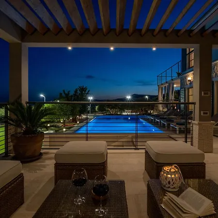 Вилла Blue Ivy With Heated Pool Каштела