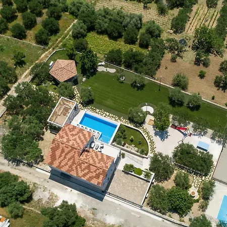 Blue Ivy With Heated Pool Каштела