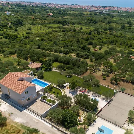 Вилла Blue Ivy With Heated Pool Каштела