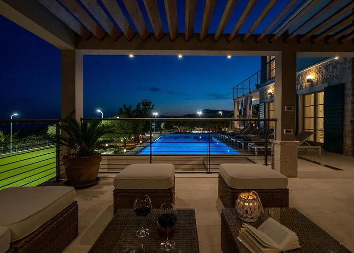 וילה Blue Ivy With Heated Pool Kaštela